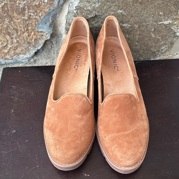 Vionic Women's 'Willa' Wedge Loafer in Toffee Tan/Brown Size - Picture 3 of 10